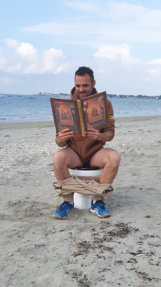 Un membre de l’équipe lisant la carte du Furibard sur la plage